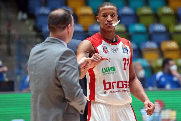 09 02 2021, xovx, basketball, BBL, Fraport Skyliners Frankfurt Brose Bamberg v l Head Coach Johan Roijakkers Brose Bamberg and Devon Hall Brose Bamberg celebrate the 86 76 victory in Frankfurt emspor Frankfurt
