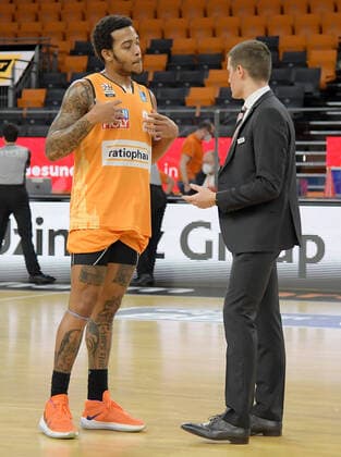 09 02 2021, xemx, Basketball BBL, rathiopharm Ulm Bayern Muenchen emspor, v l Troy Caupain ratiopharm Ulm and head coach Jaka Lakovic ratiopharm Ulm after end of game gives instructions, gestures with arms, gesticulate, gives instructions Ulm