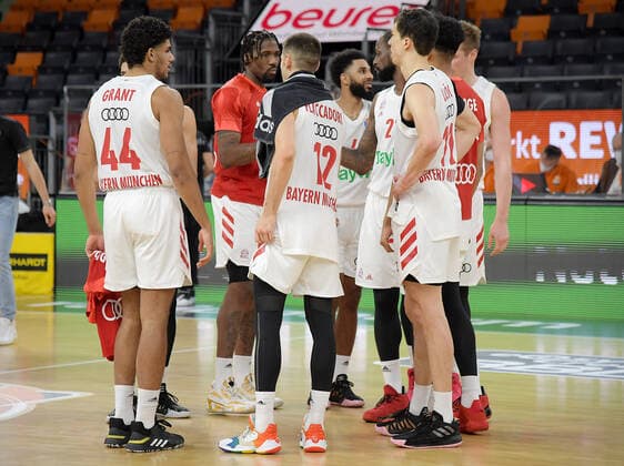 09 02 2021, xemx, Basketball BBL, rathiopharm Ulm Bayern Muenchen emspor, v l end of match jubilate celebrate at the end of the match Ulm