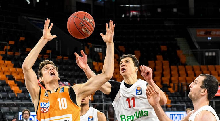 GER, BBL, ratiopharm ulm vs FC Bayern München Muenchen 09 02 2021, ratiopharm arena, Neu Ulm, GER, BBL, ratiopharm ulm vs FC Bayern München Muenchen, pictured Christoph Philipps Ulm, 10 and Vladimir Lucic Bayern, 11 battling for the rebound, Paul Zipser Bayern, 16. nordphoto.GmbHx xHafner nph00200