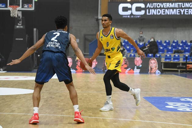 Maodo Lo ALBA Berlin in a duel with Trae Bell Haynes HAKRO Merlins Crailsheim , GER, HAKRO Merlins Crailsheim vs Alba Berlin, 09 02 2021, 17 Spieltag easycredit Basketball Bundesliga, Spielzeit 2020 2021 GER, HAKRO Merlins Crailsheim vs Alba Berlin, 09 02 2021, 17 Spieltag easycredit Basketball Bundesliga, Spielzeit 2020 2021 Crailsheim Copyright: xEibnerxPressefoto MichaelxMemmlerx EP_MMR