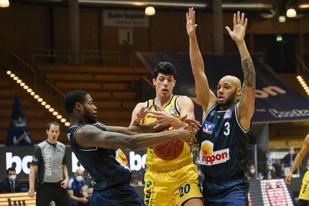 Simone Fontecchio ALBA Berlin in a duel with Maurice Stuckey HAKRO Merlins Crailsheim and Haywood Highsmith HAKRO Merlins Crailsheim , GER, HAKRO Merlins Crailsheim vs Alba Berlin, 09 02 2021, 17 Spieltag easycredit Basketball Bundesliga, Spielzeit 2020 2021 GER, HAKRO Merlins Crailsheim vs Alba Berlin, 09 02 2021, 17 Spieltag easycredit Basketball Bundesliga, Spielzeit 2020 2021 Crailsheim Copyright: xEibnerxPressefoto MichaelxMemmlerx EP_MMR