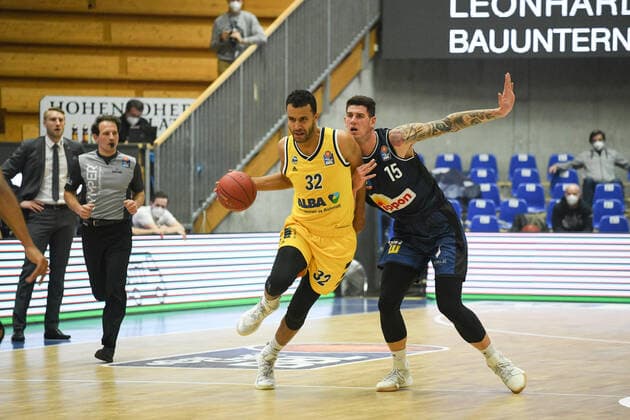 Johannes Thiemann ALBA Berlin in a duel with Bogdan Radosavljevic HAKRO Merlins Crailsheim , GER, HAKRO Merlins Crailsheim vs Alba Berlin, 09 02 2021, 17 Matchday easycredit Basketball Bundesliga, Season 2020 2021 GER, HAKRO Merlins Crailsheim vs Alba Berlin, 09 02 2021, 17 Matchday easycredit Basketball Bundesliga, Season 2020 2021 Crailsheim Copyright: xEibnerxPressefoto MichaelxMemmlerx EP_MMR