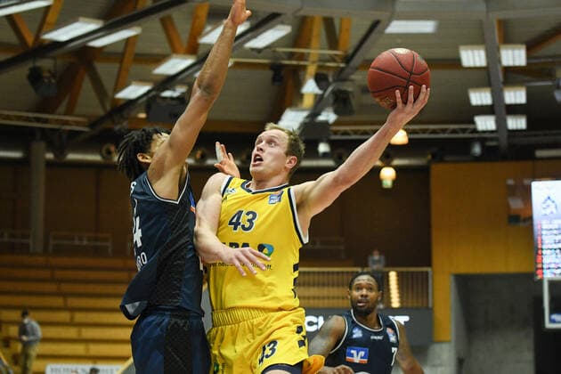 Luke Sikma ALBA Berlin at the basket against Jeremy Jones HAKRO Merlins Crailsheim , GER, HAKRO Merlins Crailsheim vs Alba Berlin, 09 02 2021, 17 Matchday easycredit Basketball Bundesliga, Season 2020 2021 GER, HAKRO Merlins Crailsheim vs Alba Berlin, 09 02 2021, 17 Matchday easycredit Basketball Bundesliga, Season 2020 2021 Crailsheim Copyright: xEibnerxPressefoto MichaelxMemmlerx EP_MMR