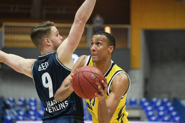 Louis Olinde ALBA Berlin in a duel with Fabian Bleck HAKRO Merlins Crailsheim , GER, HAKRO Merlins Crailsheim vs Alba Berlin, 09 02 2021, 17 Matchday easycredit Basketball Bundesliga, Season 2020 2021 GER, HAKRO Merlins Crailsheim vs Alba Berlin, 09 02 2021, 17 Matchday easycredit Basketball Bundesliga, Season 2020 2021 Crailsheim Copyright: xEibnerxPressefoto MichaelxMemmlerx EP_MMR