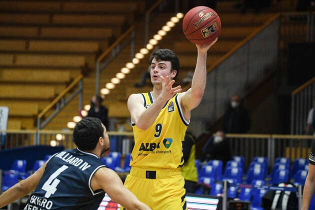 Jonas Mattisseck ALBA Berlin in a duel with Nimrod Hilliard HAKRO Merlins Crailsheim , GER, HAKRO Merlins Crailsheim vs Alba Berlin, 09 02 2021, 17 Matchday easycredit Basketball Bundesliga, Season 2020 2021 GER, HAKRO Merlins Crailsheim vs Alba Berlin, 09 02 2021, 17 Matchday easycredit Basketball Bundesliga, Season 2020 2021 Crailsheim Copyright: xEibnerxPressefoto MichaelxMemmlerx EP_MMR