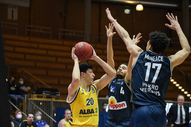 Simone Fontecchio ALBA Berlin in a duel with Nimrod Hilliard HAKRO Merlins Crailsheim and Jamuni McNeace HAKRO Merlins Crailsheim , GER, HAKRO Merlins Crailsheim vs Alba Berlin, 09 02 2021, 17 Spieltag easycredit Basketball Bundesliga, Spielzeit 2020 2021 GER, HAKRO Merlins Crailsheim vs Alba Berlin, 09 02 2021, 17 Spieltag easycredit Basketball Bundesliga, Spielzeit 2020 2021 Crailsheim Copyright: xEibnerxPressefoto MichaelxMemmlerx EP_MMR