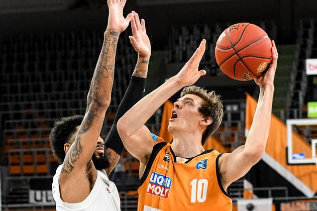 GER, BBL, ratiopharm ulm vs FC Bayern Munich Muenchen 09 02 2021, ratiopharm arena, Neu Ulm, GER, BBL, ratiopharm ulm vs FC Bayern Munich Muenchen, pictured D J Seeley Bayern, 4 , Christoph Philipps Ulm, 10 nordphoto.GmbHx xHafner nph00200