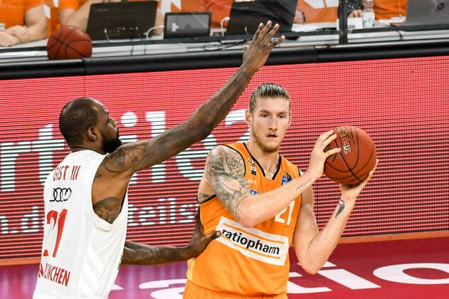 GER, BBL, ratiopharm ulm vs FC Bayern Munich Muenchen 09 02 2021, ratiopharm arena, Neu Ulm, GER, BBL, ratiopharm ulm vs FC Bayern Munich Muenchen, pictured James Gist Bayern, 21 , Dylan Osetkowski Ulm, 21 nordphoto.GmbHx xHafner nph00200