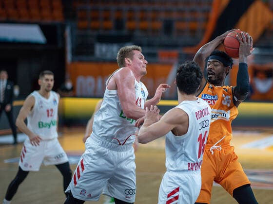 Nihad Djedovic FC Bayern, 14 , Aric Holman Ratiopharm Ulm 35 , Leon Radosevic FC Bayern, 43 , ratiopharm Ulm vs FC Bayern Basketball, Basketball, Bundesliga, easycredit, 17 Matchday, Season 2020 2021, 09 02 2021, ratiopharm Ulm vs FC Bayern Basketball, Basketball, Bundesliga, easycredit, 17 Matchday, Season 2020 2021, 09 02 2021 New Ulm. Copyright: xEIBNER SaschaxWaltherx EP_EER