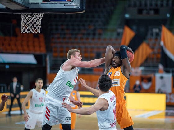 Nihad Djedovic FC Bayern, 14 , Aric Holman Ratiopharm Ulm 35 , Leon Radosevic FC Bayern, 43 , ratiopharm Ulm vs FC Bayern Basketball, Basketball, Bundesliga, easycredit, 17 Matchday, Season 2020 2021, 09 02 2021, ratiopharm Ulm vs FC Bayern Basketball, Basketball, Bundesliga, easycredit, 17 Matchday, Season 2020 2021, 09 02 2021 New Ulm. Copyright: xEIBNER SaschaxWaltherx EP_EER