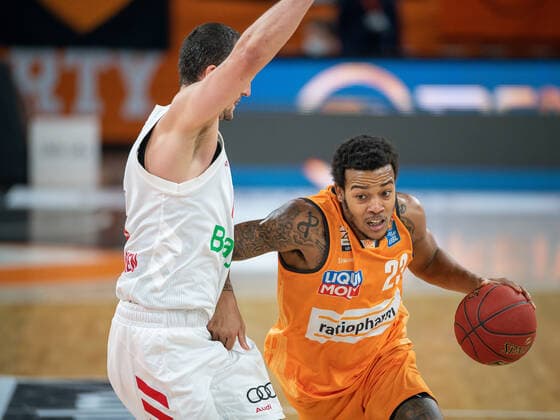 Paul Zipser FC Bayern, 16 , Troy Caupain Ratiopharm Ulm 23 , ratiopharm Ulm vs FC Bayern Basketball, Basketball, Bundesliga, easycredit, 17 Matchday, Season 2020 2021, 09 02 2021, ratiopharm Ulm vs FC Bayern Basketball, Basketball, Bundesliga, easycredit, 17 Matchday, Season 2020 2021, 09 02 2021 New Ulm. Copyright: xEIBNER SaschaxWaltherx EP_EER