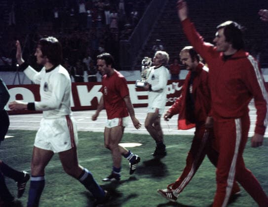 20 06 76 CSSR Germany Yugoslavia, Belgrade, 20 06 1976, Football, UEFA Euro 1976 in Yugoslavia, Final, CSSR DFB Germany 5 3 i E Jan Pivarnik CSSR with the Euro Cup