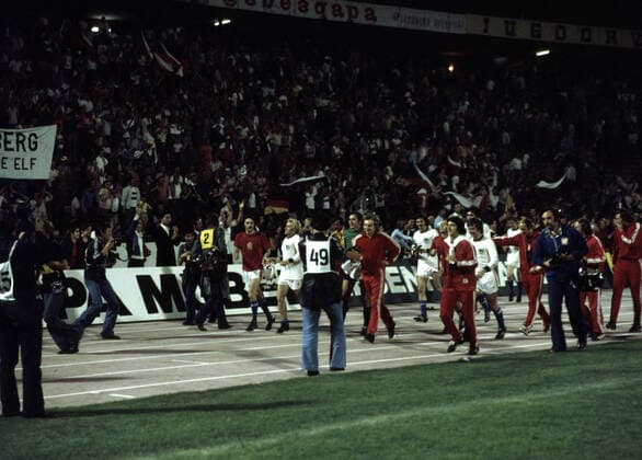 20 06 76 CSSR Germany Yugoslavia, Belgrade, 20 06 1976, Football, UEFA Euro 1976 in Yugoslavia, Final, CSSR DFB Germany 5 3 i E v l Antonin Panenka, Jan Pivarnik both CSSR with the Euro Cup
