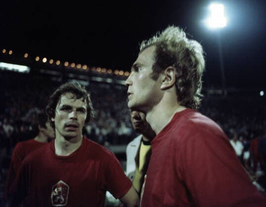 20 06 76 CSSR Germany Yugoslavia, Belgrade, 20 06 1976, Football, UEFA European Championship 1976 in Yugoslavia, Final, CSSR DFB Germany 5 3 i E v l Bernard Dietz, Uli Hoeneß both Germany