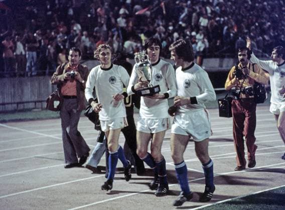 20 06 76 CSSR Germany Yugoslavia, Belgrade, 20 06 1976, Football, UEFA European Championship 1976 in Yugoslavia, Final, CSSR DFB Germany 5 3 i E Anton Ondrus CSSR with the cup