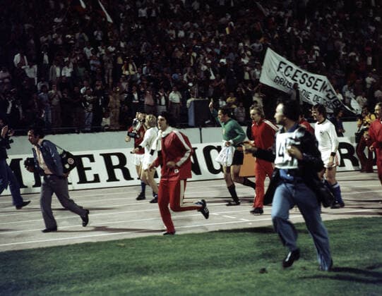 20 06 76 CSSR Germany Yugoslavia, Belgrade, 20 06 1976, Football, UEFA European Championship 1976 in Yugoslavia, Final, CSSR DFB Germany 5 3 i E CSSR players celebrate victory with trophy