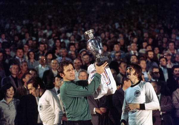 20 06 76 CSSR Germany Yugoslavia, Belgrade, 20 06 1976, Football, UEFA Euro 1976 in Yugoslavia, Final, CSSR DFB Germany 5 3 i E v l Ivo Viktor, Antonin Panenka both CSSR with the Euro Cup