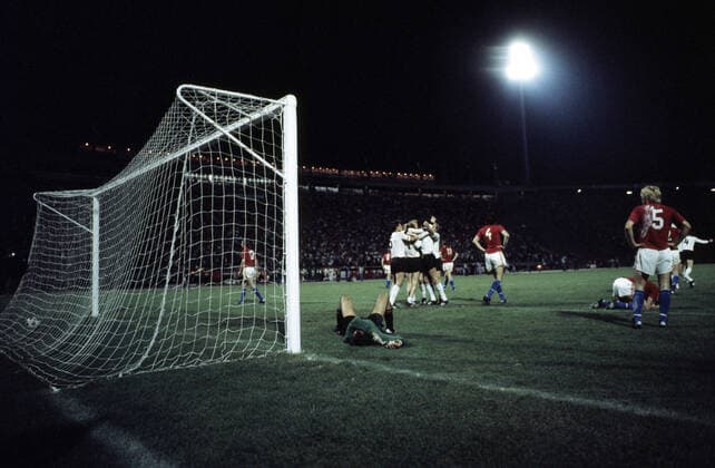 20 06 76 CSSR Germany Yugoslavia, Belgrade, 20 06 1976, Football, UEFA European Championship 1976 in Yugoslavia, Final, CSSR DFB Germany 5 3 i E cheering Germany player goal 2 2 Hölzenbein