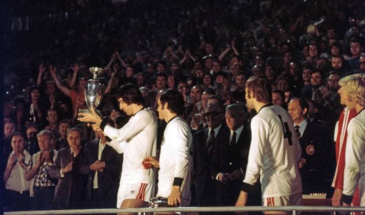 20.06.76 CSSR - Deutschland Jugoslawien, Belgrad, 20.06.1976, Fussball, UEFA EM 1976 in Jugoslawien, Finale, CSSR - DFB Deutschland (5:3 i.E.): Anton Ondrus (CSSR) mit dem Pokal. *** 20 06 76 CSSR Germany Yugoslavia, Belgrade, 20 06 1976, Football, UEFA European Championship 1976 in Yugoslavia, Final, CSSR DFB Germany 5 3 i E Anton Ondrus CSSR with the cup