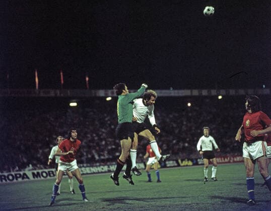 20 06 76 CSSR Germany Yugoslavia, Belgrade, 20 06 1976, Football, UEFA European Championship 1976 in Yugoslavia, Final, CSSR DFB Germany 5 3 i E v l Ivo Viktor CSSR , Bernd Hölzenbein Germany