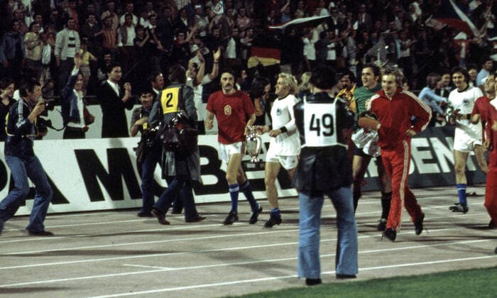 20 06 76 CSSR Germany Yugoslavia, Belgrade, 20 06 1976, Football, UEFA Euro 1976 in Yugoslavia, Final, CSSR DFB Germany 5 3 i E v l Antonin Panenka, Jan Pivarnik both CSSR with the Euro Cup