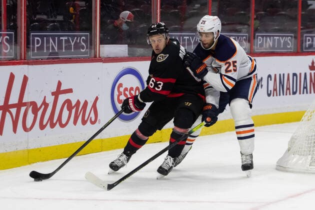 February 09, 2021: Ottawa Senators Evgenii Dadonov (63) fends off Edmonton Oilers Darnell Nurse (25) during the NHL, Eishockey Herren, USA game between the Edmonton Oilers and the Ottawa Senators at Canadian Tire Centre in Ottawa, Canada. CSM Ottawa Canada - ZUMAc04_ 20210209_zaf_c04_070 Copyright: xDanielxLeax