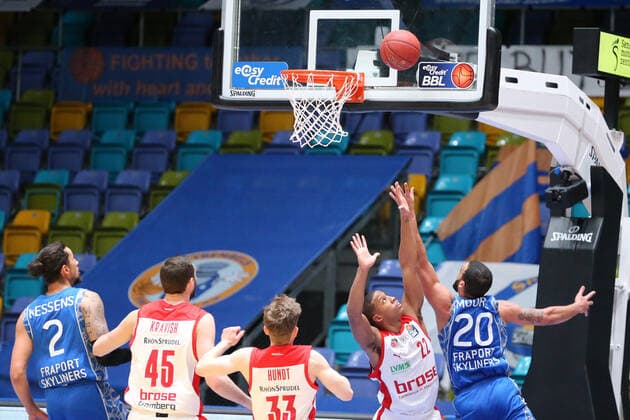 Basketball Bundesliga,Fraport Skyliners Brose Bamberg,2021 02 09,GER, im Hall Devon, Brose Bamberg, 22 , Moore Rasheed, Fraport Skyliners, 20 , ,Eibner Pressefoto Uli Scherbaum Fraport Skyliners Brose Bamberg Frankfurt Copyright: xEibner-Pressefoto UlrichxScherbax EP_usm