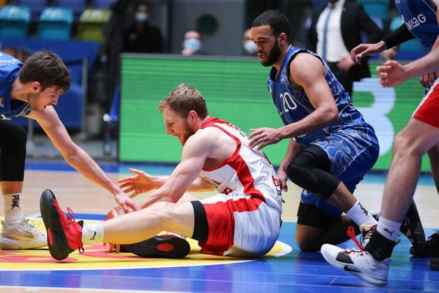 Basketball Bundesliga,Fraport Skyliners Brose Bamberg,2021 02 09,GER, im Sengfelder Ehristian, Brose Bamberg, 43 , Moore Rasheed, Fraport Skyliners, 20 , ,Eibner Pressefoto Uli Scherbaum Fraport Skyliners Brose Bamberg Frankfurt Copyright: xEibner-Pressefoto UlrichxScherbax EP_usm