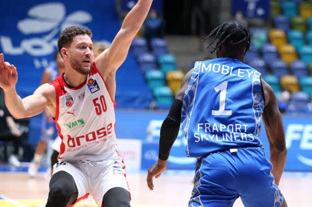 Basketball Bundesliga,Fraport Skyliners Brose Bamberg,2021 02 09,GER, im Bacoul Joanic Gruettner, Brose Bamberg, 50 , Mobley Matt, Fraport Skyliners, 1 , ,Eibner Pressefoto Uli Scherbaum Fraport Skyliners Brose Bamberg Frankfurt Copyright: xEibner-Pressefoto UlrichxScherbax EP_usm