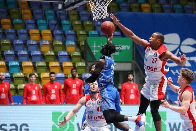 Basketball Bundesliga,Fraport Skyliners Brose Bamberg,2021 02 09,GER, im Mobley Matt, Fraport Skyliners, 1 ,Hall Devon, Brose Bamberg, 22 , ,Eibner Pressefoto Uli Scherbaum Fraport Skyliners Brose Bamberg Frankfurt Copyright: xEibner-Pressefoto UlrichxScherbax EP_usm