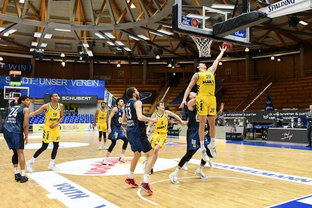 Simone Fontecchio ALBA Berlin at the basket against Radii Caisin HAKRO Merlins Crailsheim , GER, HAKRO Merlins Crailsheim vs Alba Berlin, 09 02 2021, 17 Matchday easycredit Basketball Bundesliga, Season 2020 2021 GER, HAKRO Merlins Crailsheim vs Alba Berlin, 09 02 2021, 17 Matchday easycredit Basketball Bundesliga, Season 2020 2021 Crailsheim Copyright: xEibnerxPressefoto MichaelxMemmlerx EP_MMR