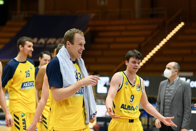 Luke Sikma ALBA Berlin is happy with Jonas Mattisseck ALBA Berlin about the victory, GER, HAKRO Merlins Crailsheim vs Alba Berlin, 09 02 2021, 17 Matchday easycredit Basketball Bundesliga, Season 2020 2021 GER, HAKRO Merlins Crailsheim vs Alba Berlin, 09 02 2021, 17 Matchday easycredit Basketball Bundesliga, Season 2020 2021 Crailsheim Copyright: xEibnerxPressefoto MichaelxMemmlerx EP_MMR