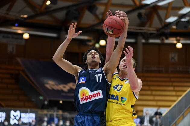 Jamuni McNeace HAKRO Merlins Crailsheim at the basket against Luke Sikma ALBA Berlin , GER, HAKRO Merlins Crailsheim vs Alba Berlin, 09 02 2021, 17 Matchday easycredit Basketball Bundesliga, Season 2020 2021 GER, HAKRO Merlins Crailsheim vs Alba Berlin, 09 02 2021, 17 Matchday easycredit Basketball Bundesliga, Season 2020 2021 Crailsheim Copyright: xEibnerxPressefoto MichaelxMemmlerx EP_MMR