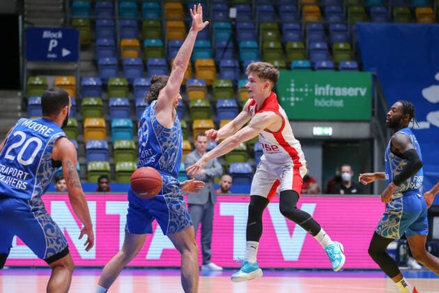 Basketball Bundesliga,Fraport Skyliners Brose Bamberg,2021 02 09,GER, im Robertson Quantez, Fraport Skyliners, 23 ,Hundt Bennet, Brose Bamberg, 33 , ,Eibner Pressefoto Uli Scherbaum Fraport Skyliners Brose Bamberg Frankfurt Copyright: xEibner-Pressefoto UlrichxScherbaumx EP_usm