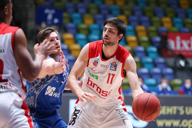 Basketball Bundesliga,Fraport Skyliners Brose Bamberg,2021 02 09,GER, im Gudmundsson Jon Axel, Fraport Skyliners, 30 , Seric Mateo, Brose Bamberg, 17 , ,Eibner Pressefoto Uli Scherbaum Fraport Skyliners Brose Bamberg Frankfurt Copyright: xEibner-Pressefoto UlrichxScherbax EP_usm