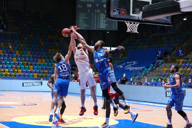 Basketball Bundesliga,Fraport Skyliners Brose Bamberg,2021 02 09,GER, im Rahon Joe, Fraport Skyliners, 18 ,Sengfelder Ehristian, Brose Bamberg, 43 , Murphy Kamari, Fraport Skyliners, 21 , ,Eibner Pressefoto Uli Scherbaum Fraport Skyliners Brose Bamberg Frankfurt Copyright: xEibner-Pressefoto UlrichxScherbax EP_usm