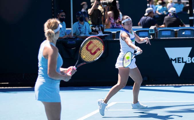 (210210) -- MELBOURNE, Feb. 10, 2021 -- Anastasia Pavlyuchenkova Anastasija Sevastova (R) compete during the women s doubles first round match between Yang Zhaoxuan Xu Yifan of China and Russia s Anastasia Pavlyuchenkova Latvia s Anastasija Sevastova at the Australian Open in Melbourne Park, Melbourne, Australia on Feb. 10, 2021. (Photo by Hu Jingchen Xinhua) (SP)AUSTRALIA-MELBOURNE-TENNIS-AUSTRALIAN OPEN-DAY 3 BaixXuefeihujingchen 