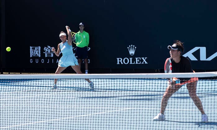 (210210) -- MELBOURNE, Feb. 10, 2021 -- Leylah Annie Fernandez (L) Heather Watson compete during the women s doubles first round match between Canada s Leylah Annie Fernandez Britain s Heather Watson and China s Zhang Shuai Australia s Samantha Stosur at the Australian Open in Melbourne Park, Melbourne, Australia on Feb. 10, 2021. (Photo by Xinhua) (SP)AUSTRALIA-MELBOURNE-TENNIS-AUSTRALIAN OPEN-DAY 3 HuxJingchen 