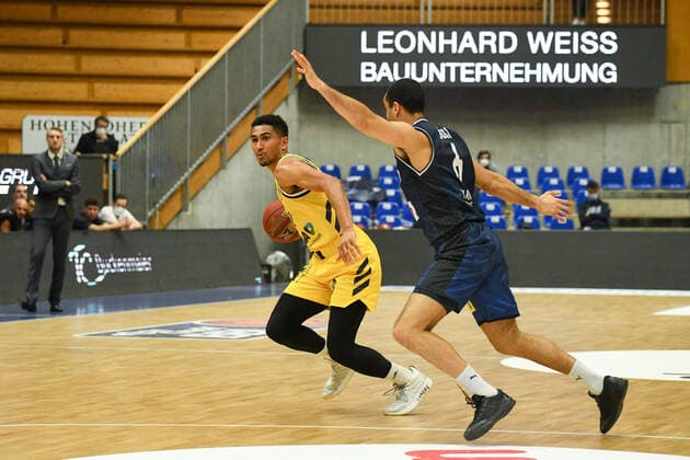 Maodo Lo ALBA Berlin in a duel with Elias Lasisi HAKRO Merlins Crailsheim , GER, HAKRO Merlins Crailsheim vs Alba Berlin, 09 02 2021, 17 Matchday easycredit Basketball Bundesliga, Season 2020 2021 GER, HAKRO Merlins Crailsheim vs Alba Berlin, 09 02 2021, 17 Matchday easycredit Basketball Bundesliga, Season 2020 2021 Crailsheim Copyright: xEibnerxPressefoto MichaelxMemmlerx EP_MMR