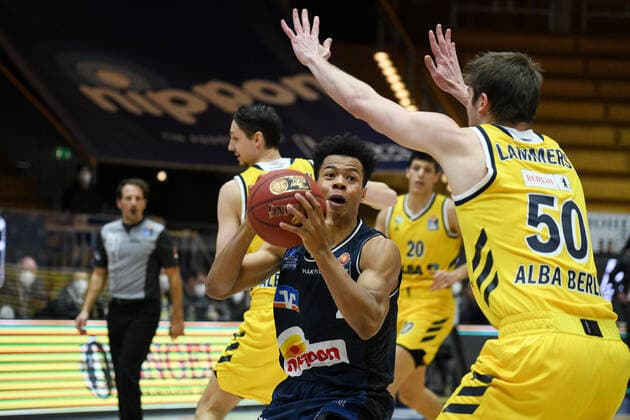 Trae Bell Haynes HAKRO Merlins Crailsheim in a duel with Ben Lammers ALBA Berlin , GER, HAKRO Merlins Crailsheim vs Alba Berlin, 09 02 2021, 17 Matchday easycredit Basketball Bundesliga, Season 2020 2021 GER, HAKRO Merlins Crailsheim vs Alba Berlin, 09 02 2021, 17 Matchday easycredit Basketball Bundesliga, Season 2020 2021 Crailsheim Copyright: xEibnerxPressefoto MichaelxMemmlerx EP_MMR