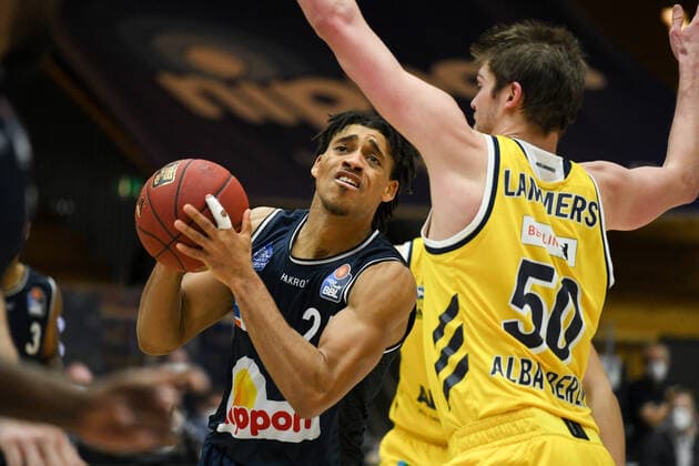 Trae Bell Haynes HAKRO Merlins Crailsheim in a duel with Ben Lammers ALBA Berlin , GER, HAKRO Merlins Crailsheim vs Alba Berlin, 09 02 2021, 17 Matchday easycredit Basketball Bundesliga, Season 2020 2021 GER, HAKRO Merlins Crailsheim vs Alba Berlin, 09 02 2021, 17 Matchday easycredit Basketball Bundesliga, Season 2020 2021 Crailsheim Copyright: xEibnerxPressefoto MichaelxMemmlerx EP_MMR