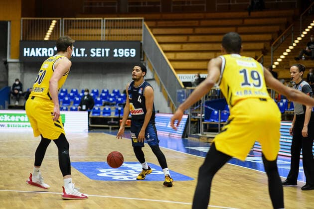 Nimrod Hilliard HAKRO Merlins Crailsheim in a duel with Ben Lammers ALBA Berlin and Louis Olinde ALBA Berlin , GER, HAKRO Merlins Crailsheim vs Alba Berlin, 09 02 2021, 17 Matchday easycredit Basketball Bundesliga, Season 2020 2021 GER, HAKRO Merlins Crailsheim vs Alba Berlin, 09 02 2021, 17 Matchday easycredit Basketball Bundesliga, Season 2020 2021 Crailsheim Copyright: xEibnerxPressefoto MichaelxMemmlerx EP_MMR