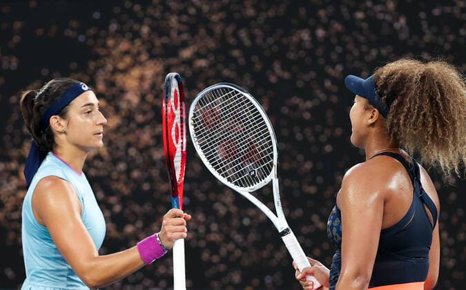 Sport Bilder des Tages (210210) -- MELBOURNE, Feb. 10, 2021 -- Osaka Naomi (R) of Japan greets Caroline Garcia of France after their women s singles match at Australian Open in Melbourne Park, in Melbourne, Australia, on Feb. 10, 2021. ) (SP)AUSTRALIA-MELBOURNE-TENNIS-AUSTRALIAN OPEN-DAY 3 BaixXuefei 