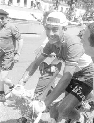 Tour de France 1961 arrival 1 stage and individual time trial in Versailles 25 06 1961 Charly Gaul Luxembourg surrounded by fans , laughs , positive HM