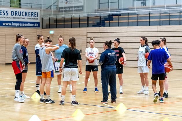 Sandra Rosanke Head Coach, GISA Lions SV Halle talks to the team GISA Lions SV Halle Training Basketball 1 Bundesliga ERDGAS Sportarena Halle Saale 10 02 2021 Foto Holger John Halle Sachsen Anhalt Germany ERDGAS Sportarena Halle Saale