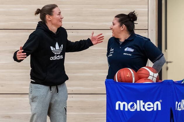 Sandra Rosanke Head Coach, GISA Lions SV Halle in conversation with Rachael Vanderwal Co Trainer, GISA Lions SV Halle GISA Lions SV Halle Training Basketball 1 Bundesliga ERDGAS Sportarena Halle Saale 10 02 2021 Foto Holger John Halle Sachsen Anhalt Germany ERDGAS Sportarena Halle Saale
