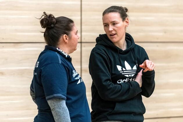 Sandra Rosanke Head Coach, GISA Lions SV Halle in conversation with Rachael Vanderwal Co Trainer, GISA Lions SV Halle GISA Lions SV Halle Training Basketball 1 Bundesliga ERDGAS Sportarena Halle Saale 10 02 2021 Foto Holger John Halle Sachsen Anhalt Germany ERDGAS Sportarena Halle Saale