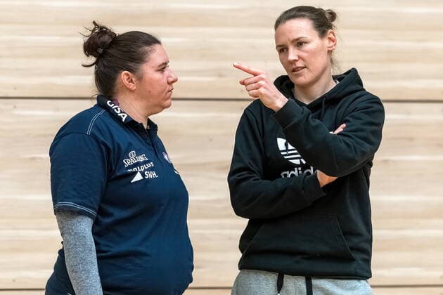 Sandra Rosanke Head Coach, GISA Lions SV Halle in conversation with Rachael Vanderwal Co Trainer, GISA Lions SV Halle GISA Lions SV Halle Training Basketball 1 Bundesliga ERDGAS Sportarena Halle Saale 10 02 2021 Foto Holger John Halle Sachsen Anhalt Germany ERDGAS Sportarena Halle Saale
