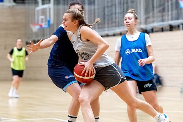 Lilly Oswald 16, GISA Lions SV Halle behind Styliani Stella Fouraki 15, GISA Lions SV Halle and Darien Huff 02, GISA Lions SV Halle GISA Lions SV Halle Training Basketball 1 Bundesliga ERDGAS Sportarena Halle Saale 10 02 2021 Foto Holger John Halle Sachsen Anhalt Germany ERDGAS Sportarena Halle Saale